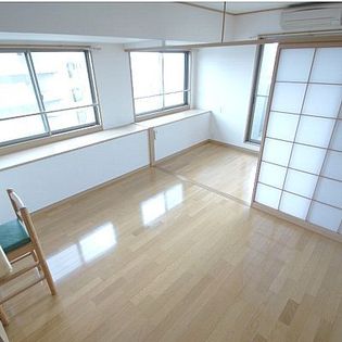 エステートモア・天神サクセスのこちらのリビングで趣味の時間をお楽しみください