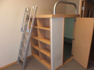 ベット下に大型収納あります!