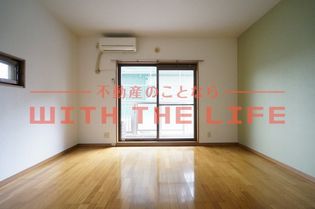 メゾン小林の広々とした洋室です