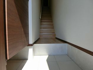 at.south(エイティ・サウス)の明るい玄関です