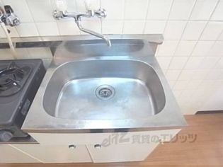 ポアール墨染のキッチン:2口ガスコンロ付きのキッチンです