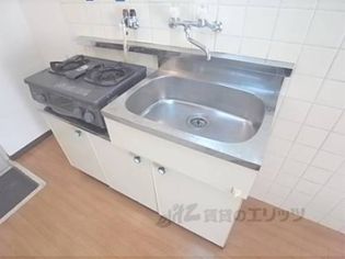 ポアール墨染のキッチン:2口ガスコンロ付きのキッチンです