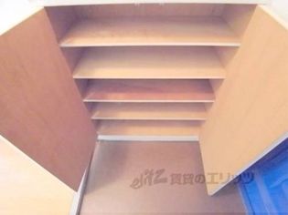 下駄箱:一人暮らしには十分な広さです。