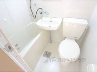 メゾン鷹ヶ峯のユニットバス:ゆとりのある浴室です