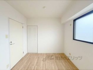 ロイヤル現代の洋室