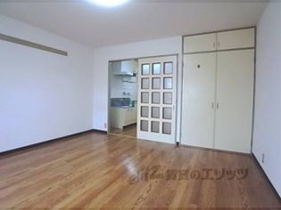 クレセント・ヴィラの洋室