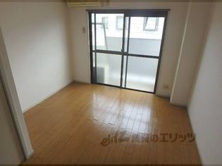 バンベール伏見の洋室